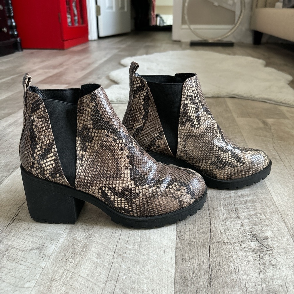 Dirty Laundry Snake Skin Boots (size 8)